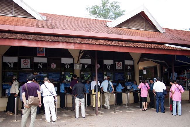 ここでアンコール遺跡に入るための<br />入場チケットを購入する<br /><br />　１日券：２０ドル<br />　３日券：４０ドル<br />　１週間券：６０ドル<br /><br />すべてをじっくり回りたければ<br />やはり１週間くらい必要だと思うが<br />まさいはたぶん１日で飽きてしまうと<br />思ったので１日券を購入