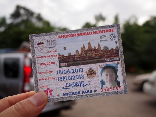 購入には顔写真が必要だが、<br />窓口で写真もとってくれる<br /><br />このチケットを各遺跡に入るときに見せる