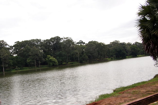 入場券を購入したあとも<br />しばらく川沿いを走る<br /><br />じつはこれは川ではなく<br />アンコールワットを囲んでるお堀だ<br />緑が豊富でとてもきれい<br />お堀の水もとてもきれいな色をしている