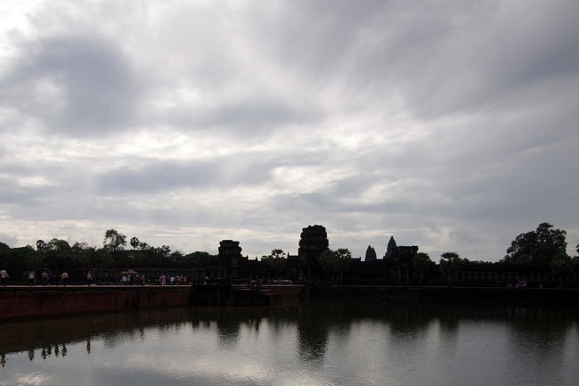 お堀沿いをさらに10分ほど走る<br /><br />　きた～っ<br /><br /><br />遠くにあの尖塔が見えてきた<br />なんか、ドキドキするよ！<br /><br /><br />■訪問日：2013年6月<br />■Key Word：カンボジア　Cambodia　アンコールワット　Angkor Wat　アンコール遺跡　