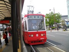 岡山駅からは市電を使って、移動。バスに比べて路線／電停がはっきりしているので、利用しやすい。また、100円／140円の2区間で、スイカなどの電子マネーも使えるので、使いやすいし、快適な乗りもの。
