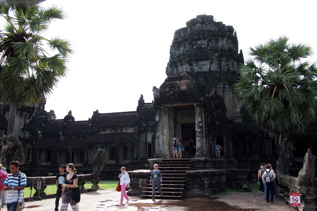 お堀の橋を渡りきったところに<br />てっぺんが壊れている塔がある<br />これが西塔門と呼ばれる入り口<br /><br />このあたりまでくるとさっきまで<br />見えていた尖塔（祠堂というらしい）が<br />見えなくなってしまう<br /><br />西塔門を通り抜けると<br />アンコールワットの内部に入る