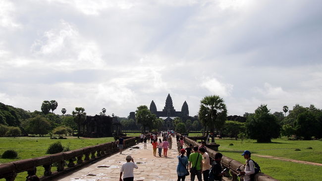 西塔門を向こうにはさらに参道が続く<br />参道の周りには広大な庭園がひろがる<br /><br />そして向こうのほうに<br />３つの祠堂がふたたび現れる<br /><br />みなさんがよく見かける<br />アンコールワットの写真は<br />このあたりから撮ったものだと思われる<br />なぜなら、もうすこし近づくと<br />こんどは周りの回廊に邪魔されて<br />また祠堂が見えなくなってしまうのだ<br />