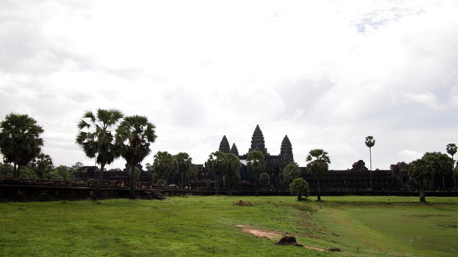 西塔門から回廊へつながる参道を<br />まっすぐにいかずに、真ん中あたりで<br />だれも歩いていない庭園に入ってみた<br />そして斜めから祠堂を眺めてみる<br /><br />このとき、ひとつの大発見をする<br /><br />ここから見ると、尖塔は４つ見えるのだ<br />いまの今まであの尖塔は<br />３つしかないものだと思い込んでた