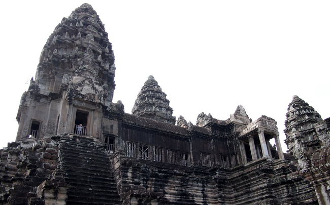 アンコールワットの周りを囲む<br />回廊に近づくと祠堂は見えなくなるが<br />回廊の内側にはいるといっぱい見える（笑）<br /><br />実は祠堂は中央の大きいのが一つと<br />四方にひとつづつの合計５つある<br />このアングルからは３つが見える<br />