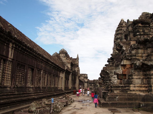 回廊は３重になっているが<br />二つ目の回廊の内側の光景<br />だんだんと神の世界に近づいてくる<br /><br />右側が第３回廊で各角に祠堂がある<br />