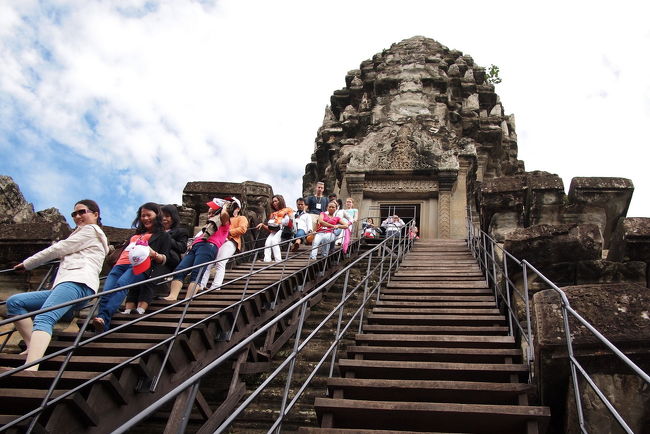 第３回廊へはこの急な階段を登る<br />かなり勾配がきつく、かつ高いので<br />お年寄りなどここで断念する人も多い<br /><br />まさいは躊躇せずがんばって登る<br />バンコクで登った<br />ワットアルンの石段を思い出すよ<br /><br />観光シーズンなどで人が多いときは<br />ここで入場制限をしているときもあるらしい<br />