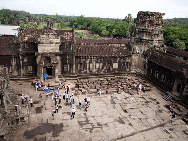 階段を登りきったところから<br />下を見るとこんな光景が見える<br /><br />回廊の向こう側には<br />無限に続くかと思われる樹海が広がる<br />