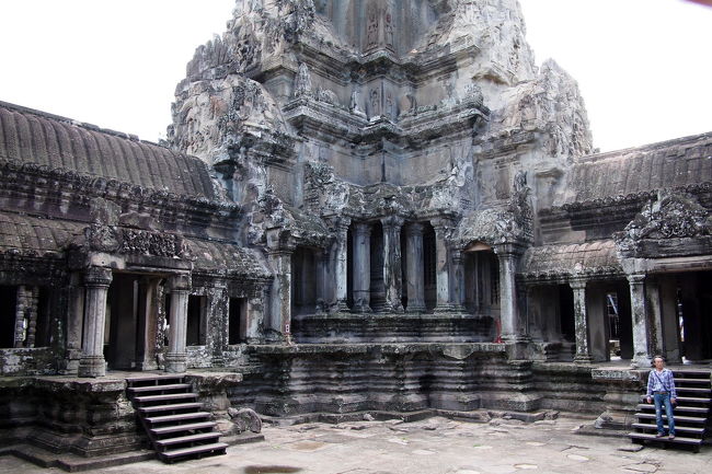 アンコールワットの西参道からはいって<br />ゆっくり歩いておよそ３０分<br /><br />ようやくたどり着いた祠堂の麓