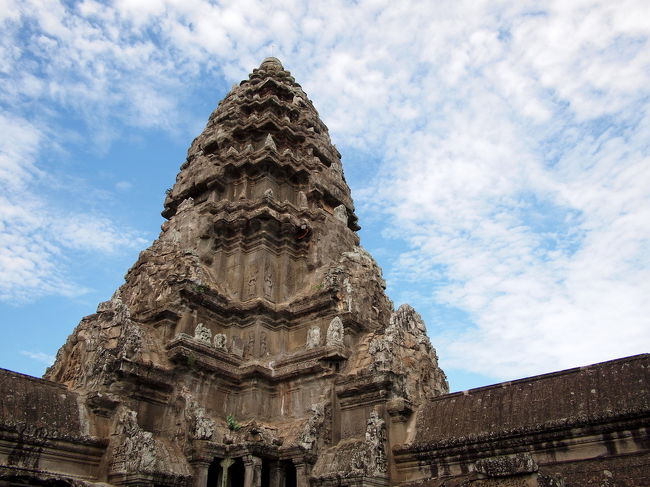そして塔を見上げる<br /><br />遠景しか見たことがなかった<br />アンコールワットの塔を<br />間近から見上げる<br /><br />美しい！