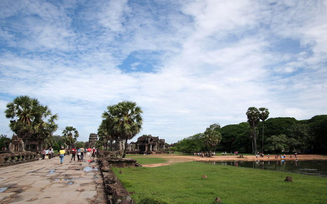 ルモの運ちゃんからは３０分くらいで<br />まわって来てねと言われてたのに<br />１時間以上かかってしまった<br /><br />感動の余韻を味わいながら<br />帰りはこの庭園の中を<br />ちょっと足早に戻っていく<br /><br /><br />■訪問日：2013年6月<br />■KeyWord：Angkor Wat アンコールワット Siem Reap シェムリアップ Cambodia カンボジア