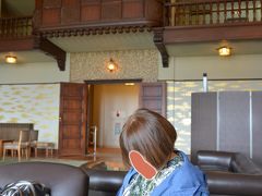 いよいよチェックインです。
我々が訪れたときは、フロントクロークではなくロビーでのチェックインでした。
古いホテル特有の高い天井やら磨きこまれた木部やらを眺めながら大きなソファーでチェックイン手続きです。
「何か飲み物を」ということでしたので、女房はジュース、私はスパークリングワインをお願いして優雅なチェックインでした。
担当してくれたおじさんがコンシェルジェだということで先ほどのつつじの話も教えてくれましたし、ホテル内部の説明も丁寧でした。
いかにも歴史のあるホテルのベテランコンシェルジェという感じの方でした。