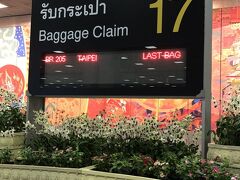スワンナプーム空港に着いたら、イミグレがもの凄い大混雑。もう、深夜なのに、待って、待って、待ちました。