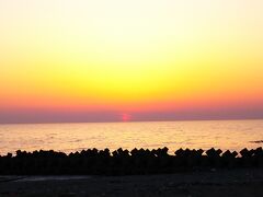 今日一日で走った距離、およそ600ｋｍ
まだまだ徳光からは距離があります。
日本海に沈む夕日がとっても綺麗でした。

お疲れ様でした(@^^)/~~~