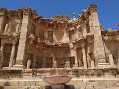 大聖堂の横にはニンファエウムが、古代ローマで泉の神ニンフを祀る神殿とのことで手前に小さな泉の跡のようなものがありました。191年にできた建物とのことで修復の跡もありましたがそれでも保存状態はとてもいいように思えました。
