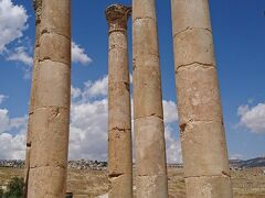続いてゼウス神殿へ向かいます。神殿は2世紀に建てられたもので修復もされていますが柱の上部がやや損傷しているのが残念でした。