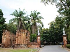 １６時２０分、続いては、国立博物館と同じくスーパーハイウェイ沿いにある古刹、ワット・チェットヨート（Wat Jedyod）、別名ワット・マハー・ボーダラーム（Wat Maha Bodharam）へ。

ラーンナー王国最盛期のティローカラート王（Tilokarat、在位：1441-87年）時代の1455年に建てられ、1477年には仏教誕生2000年を記念して仏典結集が行われたという、由緒ある寺院となっているところです。
