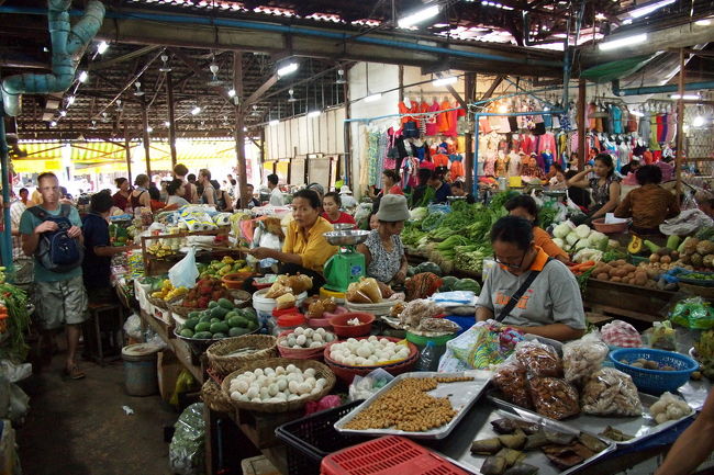 きれいなオレンジ色の瓦屋根の市場<br />入ると最初に野菜売り場がある<br /><br />ベトナムの市場でも感じたが<br />カンボジアも野菜が新鮮で豊富だ<br />日本の八百屋さんでは見かけない<br />南方の野菜もたくさんあるよ<br /><br />日本のように四季がないので<br />季節の野菜というのはないかもしれないが<br />葉っぱものはいつも新鮮で安い