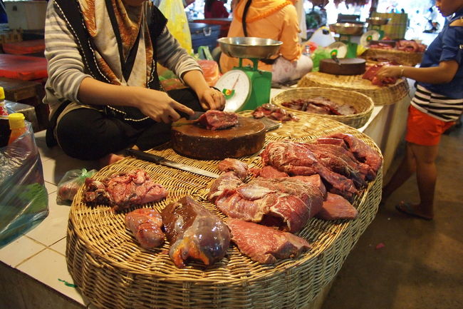 お肉のコーナー<br />ここは意外と豪快さがないね<br /><br />比較的小さく切ったお肉を<br />籠で編んだ台の上に並べてある<br /><br />ここの市場もお肉を切ったり<br />売ったりしているのはほとんどが女性
