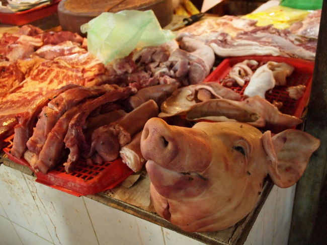 豚さんの顔が丸ごと<br />沖縄の市場でも豚の顔を飾ってあったが<br />こちらはたぶん売り物<br /><br />顔を丸ごと買ってローストにするのかな