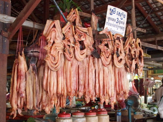 これなんだかわからない<br />最初、豚か牛の腸かと思ったが<br />魚の頭や尾っぽのようなものもついている<br /><br />細長い魚なのか？<br />あるいは蛇の一種なのか？