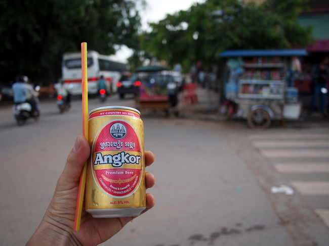 市場のなかをぐるりと２周くらいまわって<br />そのあと、そとに出た<br /><br />夕方の５時過ぎとはいえ<br />まだまだシェムリアップは暑い<br />夕飯前にイッパイを飲もうかと<br />向こうに見える屋台でビールを買ったら<br />ストローをつけてくれた<br /><br /> 　・Angkor Beer　およそ１００円<br /><br />カンボジアの人は<br />ビールをストローで飲むのかと<br />ちょっと可笑しかったが<br />これ、歩きながら飲むにはけっこう便利<br /><br />最初の一口だけ缶から直接飲んだが<br />あとはストローを使ったよ