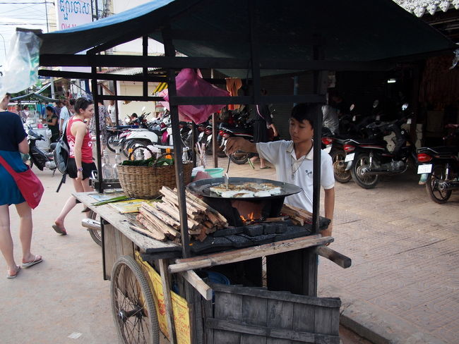 ビールを飲みながら<br />そのあたりをうろうろしてたら<br />なんだか少年がやっている屋台を見つけた<br /><br />なんかいい匂いが漂ってくるので<br />覗き込んでみたら<br />ニラ饅頭のようなものを焼いている