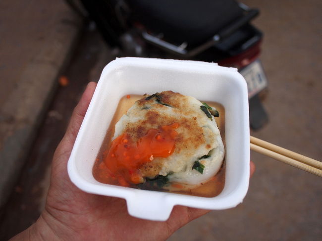 はい、できあがり<br /><br />中にはお肉が入っていたよ<br />ニラまんじゅうではなく<br />ニクまんじゅう<br /><br />あとで聞くと<br />カンボジアの名物らしい<br />名前は不明