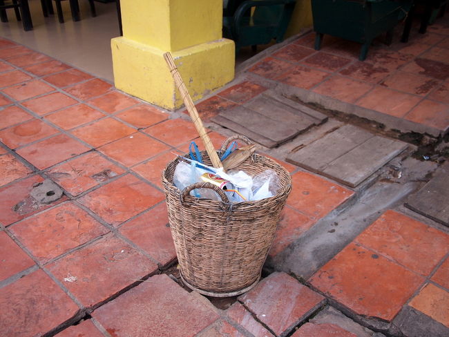 オールドマーケットの周りには<br />こういうバスケットがいっぱいおいてある<br />これはどうやらゴミ箱らしい<br /><br />このあたりをあちこち散策したが<br />ほとんどゴミが落ちてない<br />とてもきれいに掃除してある<br />だから観光客もゴミをポイ捨てしない<br />いい循環になってるよね