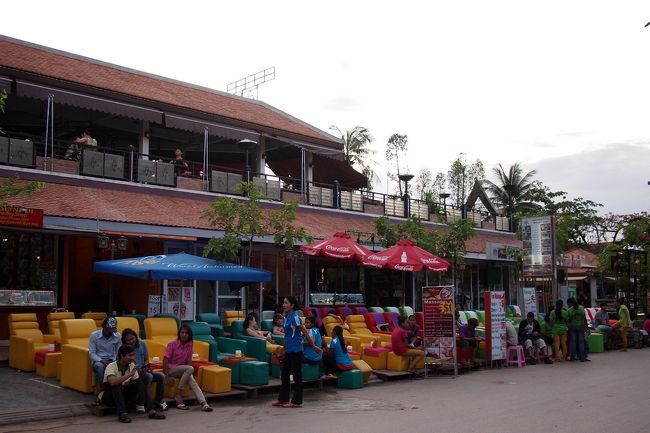 シェムリアップは<br />欧米からの観光客がとても多い<br />それでかどうかわからないが<br />やたらマッサージ屋さんがたくさんある<br /><br />水槽の中に足をつっこんで<br />魚につついてもらって<br />皮の表面の垢をとってもらうタイプの<br />お店もいっぱいあったよ。<br /><br />このときはまだ時間が早かったので<br />お客さんよりマッサージ嬢のほうが<br />おおいくらいだったが、<br />夜になるといっぱいお客さんくるんだろう<br /><br />暗くなるまでのわずかな時間だが<br />オールドマーケットの周りを<br />あちこち散策してとても楽しかった<br /><br />さあ、そろそろお腹もすいて来たので<br />クメール料理を食べにいこう<br /><br />■訪問日：2013年6月<br />■Key Word：Siem Reap Angkor Wat Old Market Cambodia シェムリアップ　アンコールワット　オールドマーケット　カンボジア