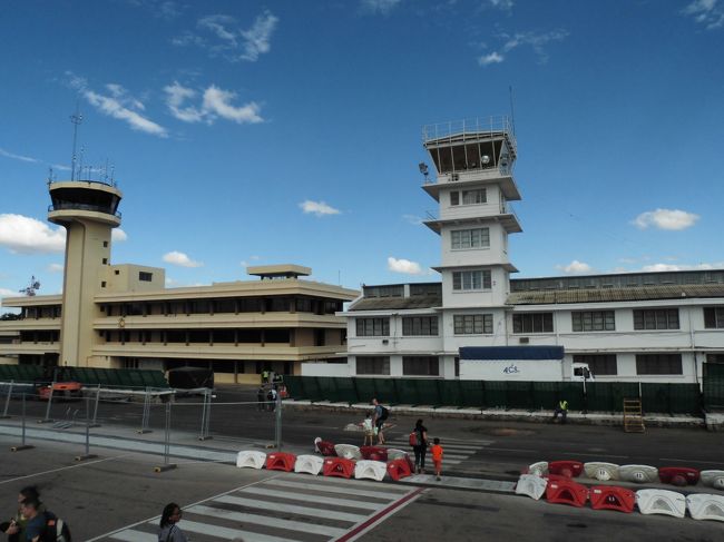 アンタナナリヴ空港。<br />マダガスカル入国にはビザが必要ですが、入国審査官はビザ代３５US＄を払えと・・・既に旅行社に依頼して取得済みヨ～と言えば、別のカウンターに行けと・・・・・そこで、すんなり入国します。しかし、パスポートを確認すると、入国スタンプが押されていないので、カウンターに戻ってスタンプ押印を頼みます。何か入国審査官、雑で印象悪い～。<br />