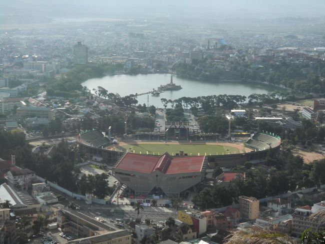 テラスからアンタナナリヴ市街を眺めています。<br />白く光っているのは、街の中心にある人工のアヌシ湖、その手前はマハマシマ競技場です。