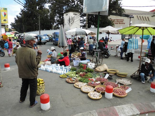 丘を下って市街地を通過します。<br /><br />路上に品物が並べられ、どこでも路上商売です。