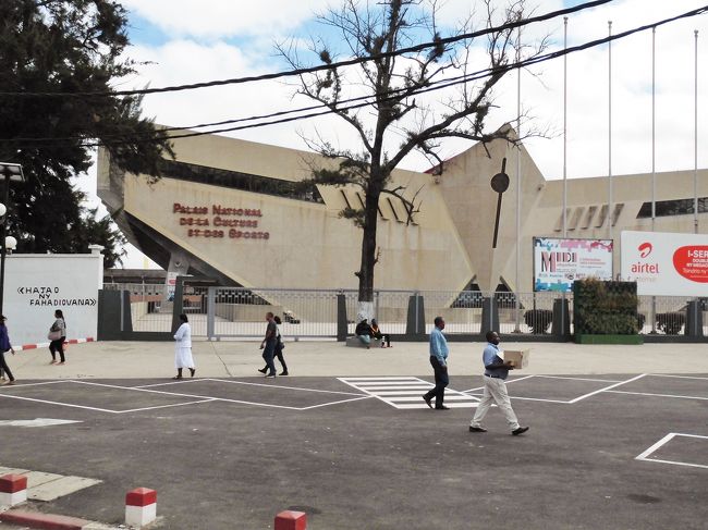 丘の上から見えていたマハマシマ競技場の入口。