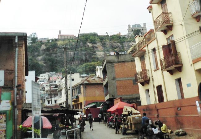 街の通りから先ほど訪れた女王宮のある丘を見上げています。