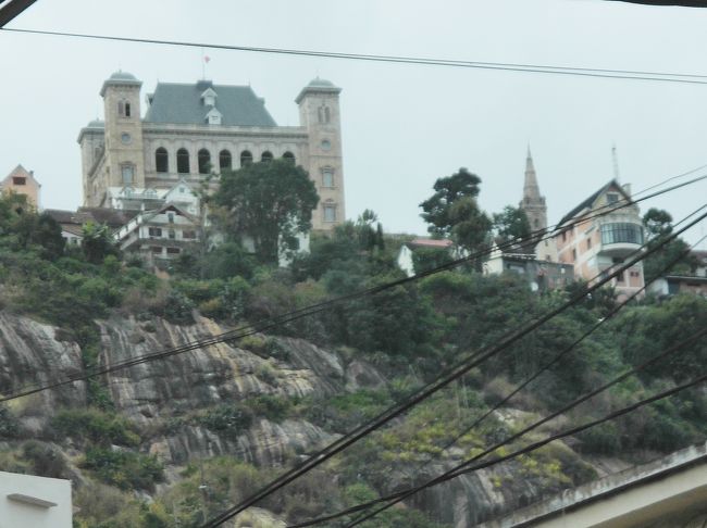 女王宮のズーム。<br />丘とこの女王宮は、アンタナナリヴのランドマークです。<br /><br />簡単な市内観光をした後、この日の宿があるアンツィラベに向けてサザンクロス街道を南下します。アンツィラベまでは３～４時間のドライブです。<br />アンツィラベの旅行記は別に作成します。