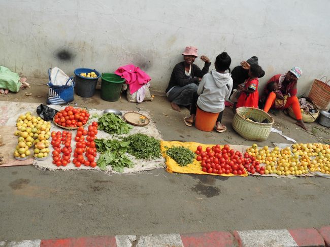 この後、市内の車窓観光をしながら空港に向かいます。<br /><br />地面に並べてある果物類は地元民向けの露天販売です。