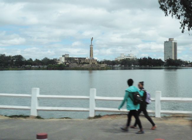 アヌシ湖の横を通過しています。右手の高層ビルはカールトン ホテル。