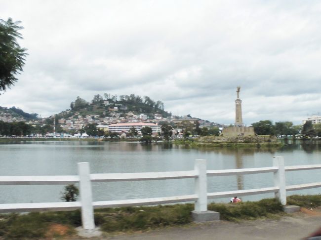 アヌシ湖の湖畔。その奥の丘も街中にあります。