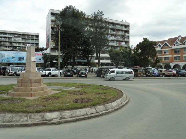 ロータリーを横切ります。街中で信号はあまり見かけません。