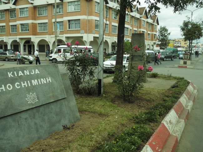 中央分離帯のある独立大通り。