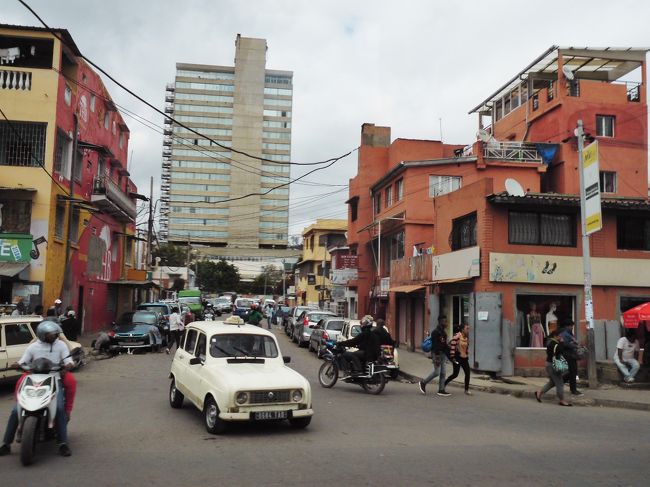 高層ビルも見られるフランス風の通り。