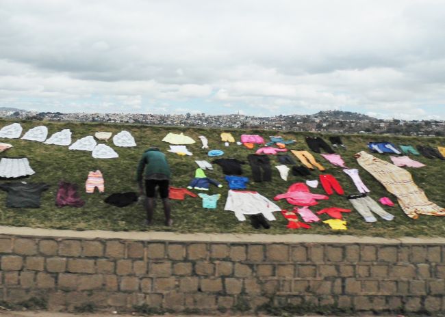 土手にカラフルな洗濯物が干されています。洗濯物は乾いても、排気ガスでまた汚れますが、マダガスカルの人はそんなことは全く気にしないみたい・・・<br /><br />マダカスカルへの旅---アンツィラベとサザンクロス街道編につづく。<br />