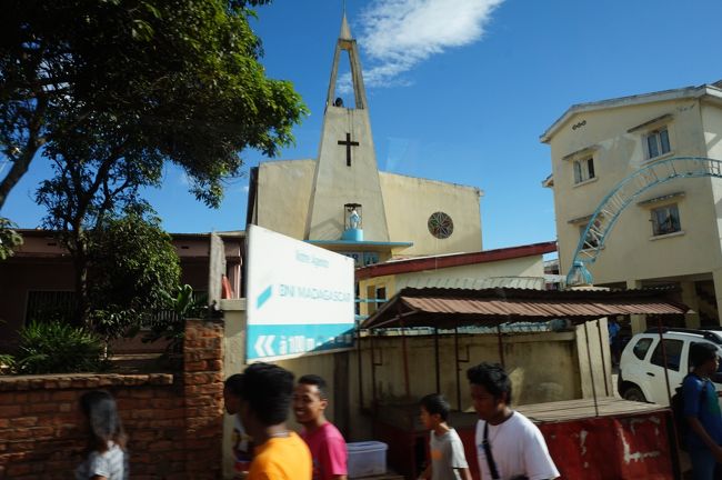 アンタナナリヴの街に入ってきました。<br />マダガスカルの人口は、２０１２年時点で２２００万人、その約半数がキリスト教徒とのこと、街中に教会の建物が散見されます。