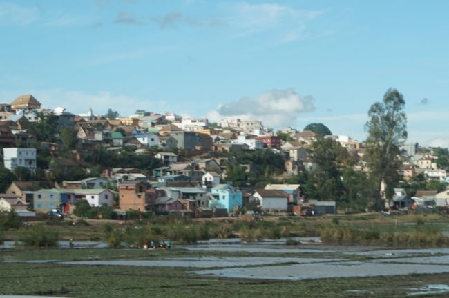 市街地に近づいてきました。奥の小高い丘には上まで家が密集しています。