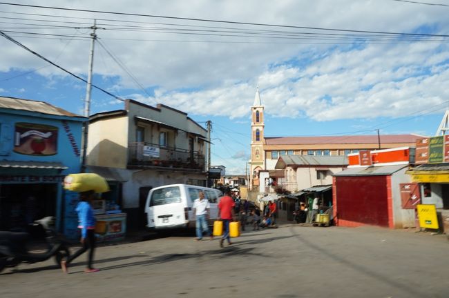 赤い煉瓦造りの家なども目につきます。