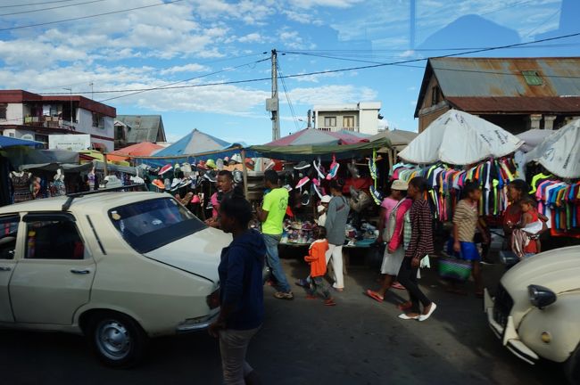 露店が並ぶ道路を抜けて行きます。アフリカらしい雰囲気になってきました。