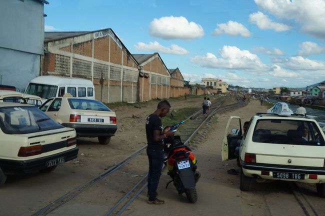 列車が走っていなそうな線路を横切ります。
