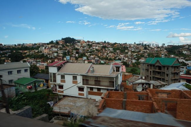 丘を上って女王宮に向かいます。坂道の両側にはフランス風の建物が見られます。<br />フランス植民地時代の名残なのでしょう。