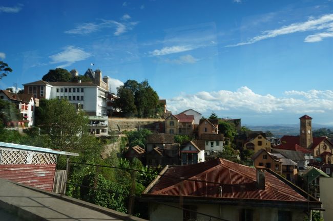 急勾配をしばらく上ると奥に女王宮が見えてきました。